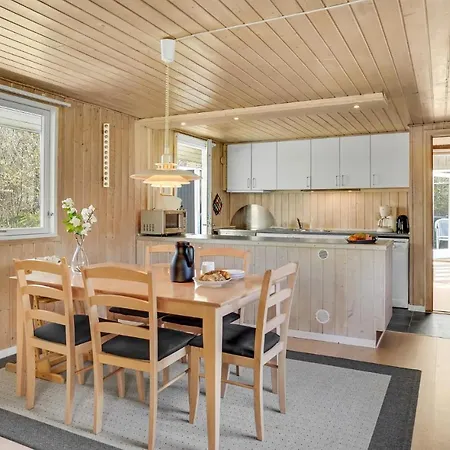 2 Bedroom Amazing In Prázdninový dům *